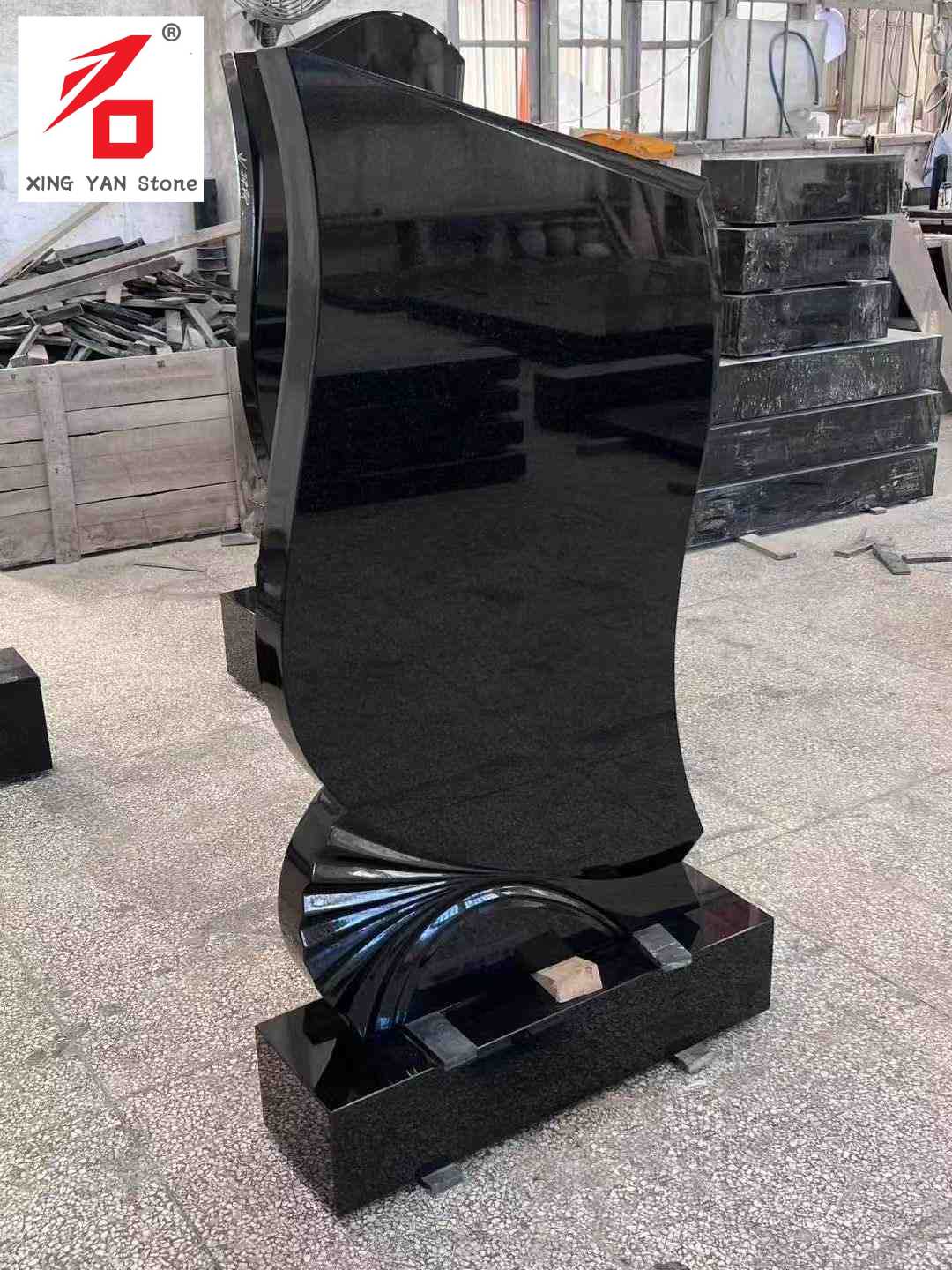 Batu nisan artistik berbentuk hitam