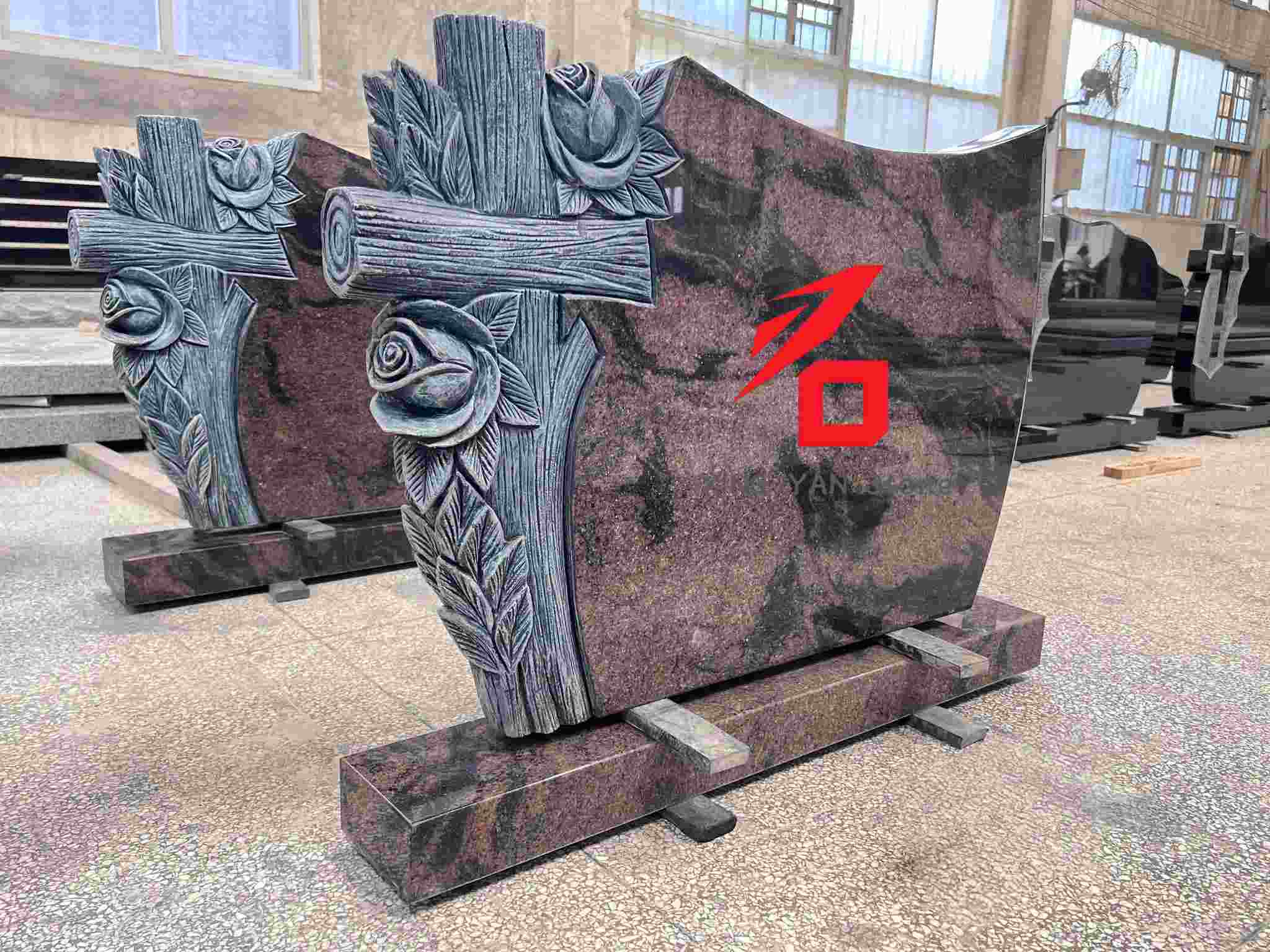 Batu nisan peringatan mawar dan silang corak