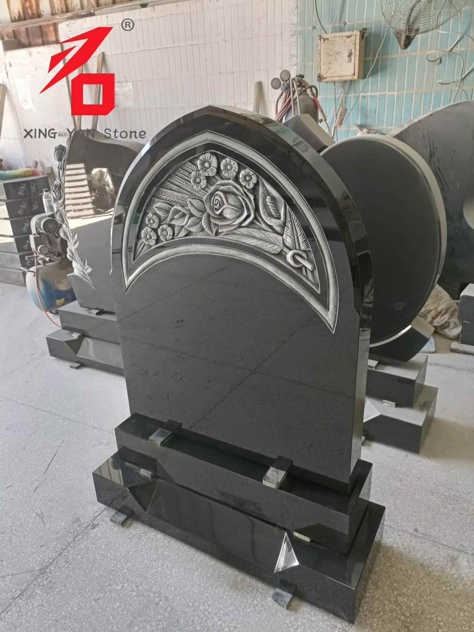 Batu nisan mawar yang diukir, batu nisan melengkung granit hitam